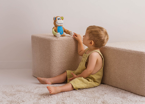 DUMEL FIKAJĄCA MAŁPKA interaktywna obrotowe ręce melodie chodzi 18M+