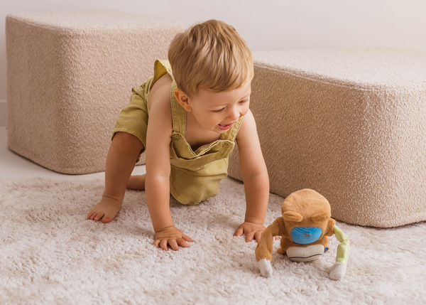 DUMEL FIKAJĄCA MAŁPKA interaktywna obrotowe ręce melodie chodzi 18M+